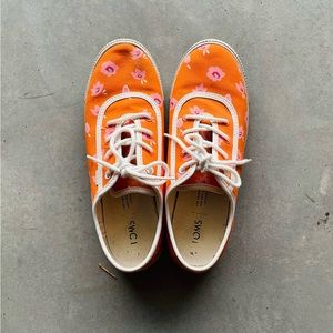 Excellent condition Toms Persimmon Spring Flower Print shoes. Size 7